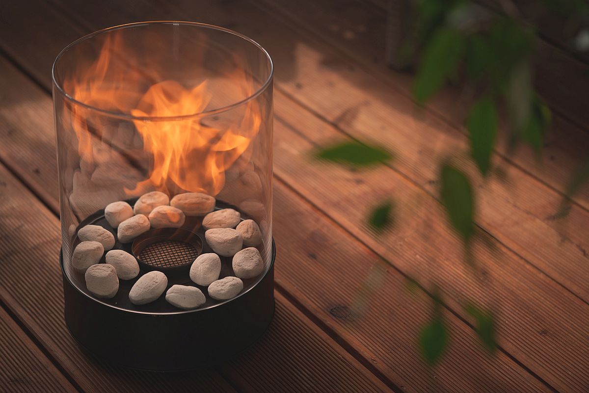 Biotuli Planika Chantico Glassfire lähikuvassa patiolla.