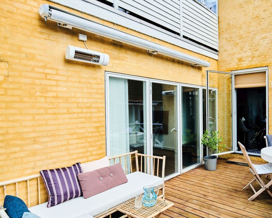 Terassilämmitin Solamagic ECO+PRO 2000 ARC markiisin alle asennettuna.