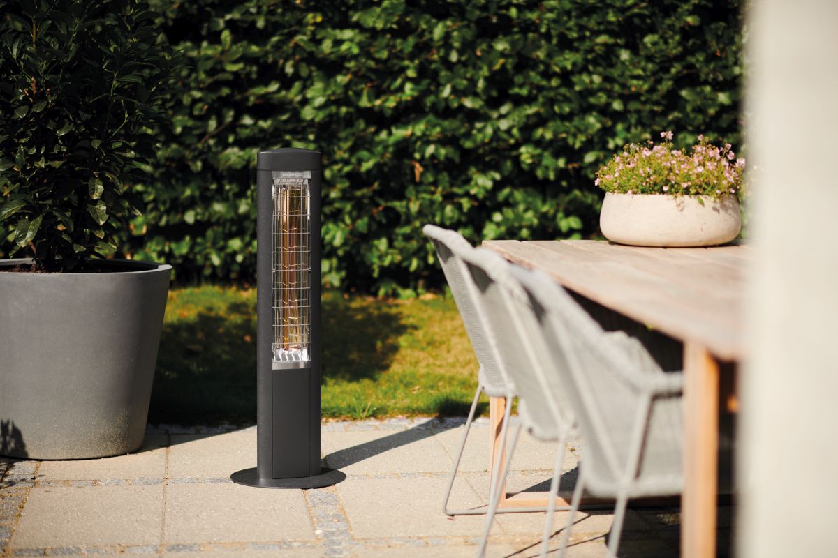 Terassilämmitin Solamagic FREE+ 1400 puutarhassa