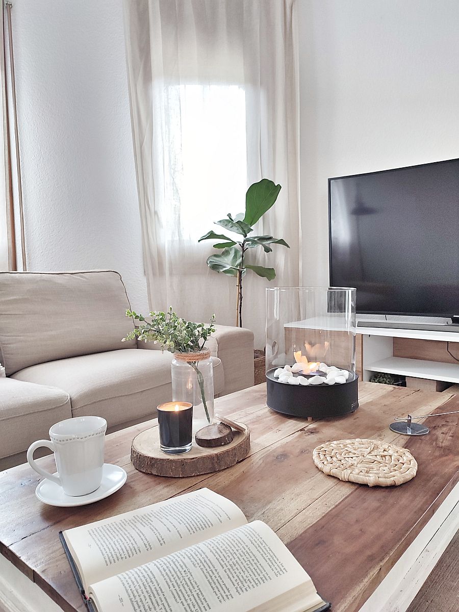 Biotuli Planika Chantico Glassfire olohuoneen pöytätasolla.