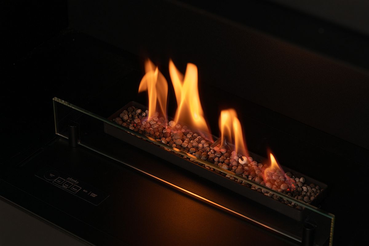 Biotakka Planika Senso Fireplace, tuli lähikuvassa.