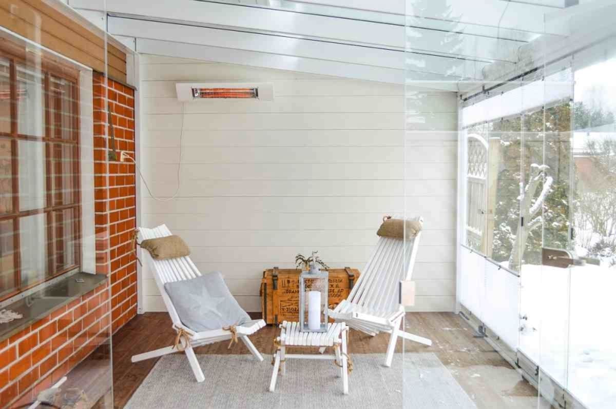 Huipputehokas lasiterassilämmitin Solamagic AIR+ 2000 ARC lasitetulla terassilla talvipäivänä.