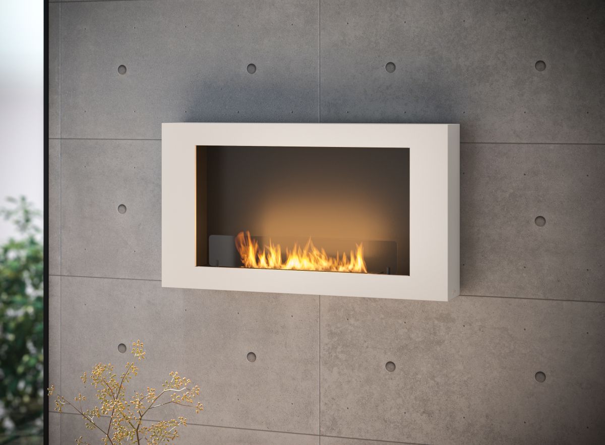 Biotakka Infire Murall 1000 valkoinen lähikuvassa harmaalla betoniseinällä.