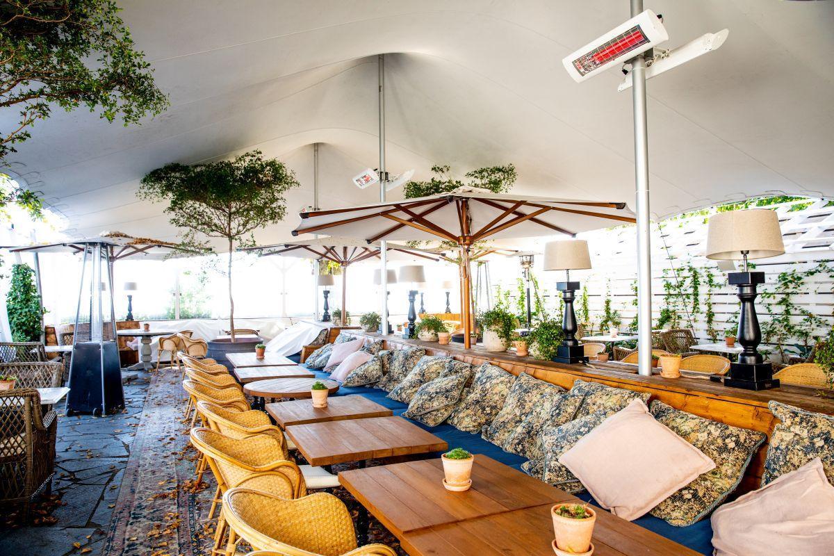 Huipputehokas lasiterassilämmitin Solamagic AIR+ 2000 ARC katetulla ravintolaterassilla
