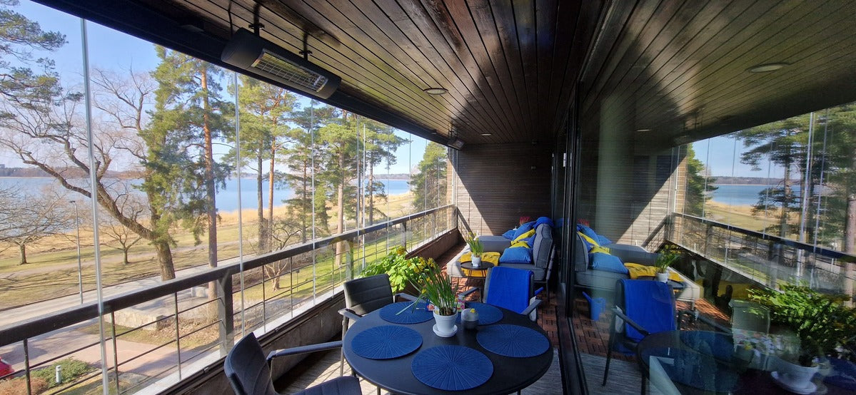 Solamagic AIR lasiterassilämmitin aurinkoisella lasitetulla parvekkeella
