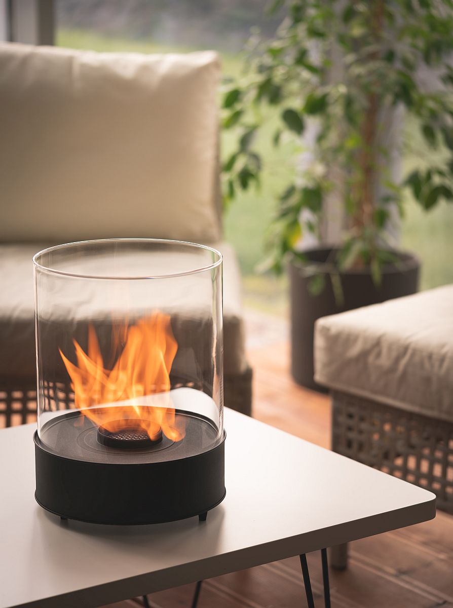 Biotuli Planika Chantico Glassfire pöytätasolla.