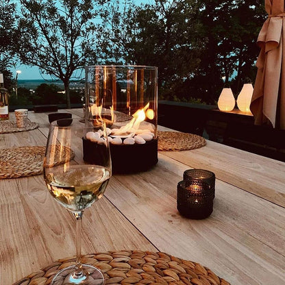 Biotuli Planika Chantico Glassfire lähikuvassa terassin pöydällä.