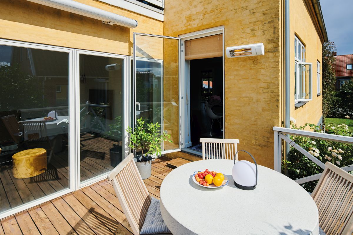 Terassilämmitin Solamagic ECO+PRO 2000 BTC Bluetooth avonaisella terassilla