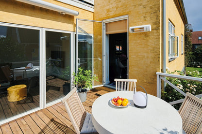 Terassilämmitin Solamagic ECO+PRO 2000 BTC Bluetooth avonaisella terassilla