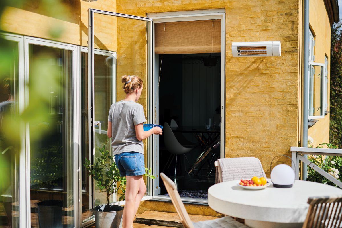 Terassilämmitin Solamagic ECO+PRO 2000 BTC Bluetooth omakotitalon terassilla