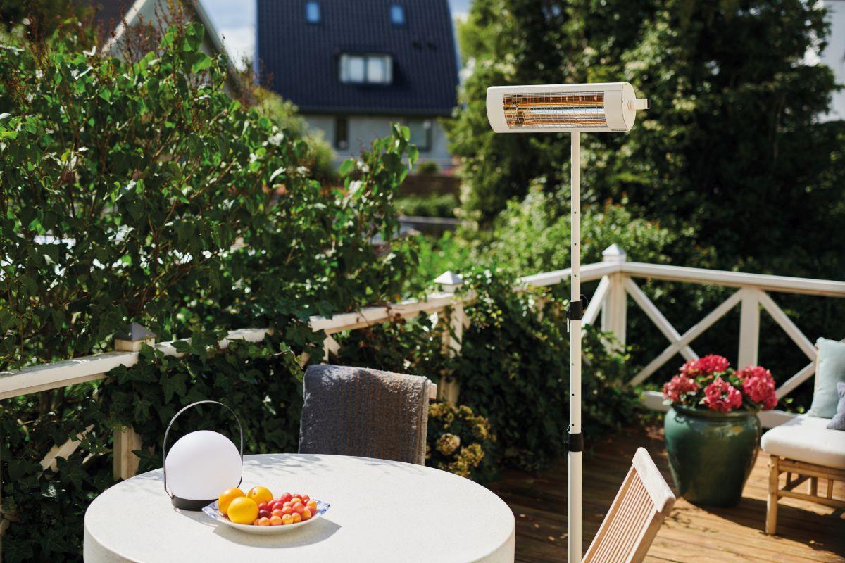 Terassilämmitin Solamagic ECO+PRO 1400 katkaisijalla jalustassa puutarhassa