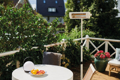 Terassilämmitin Solamagic ECO+PRO 1400 katkaisijalla jalustassa puutarhassa
