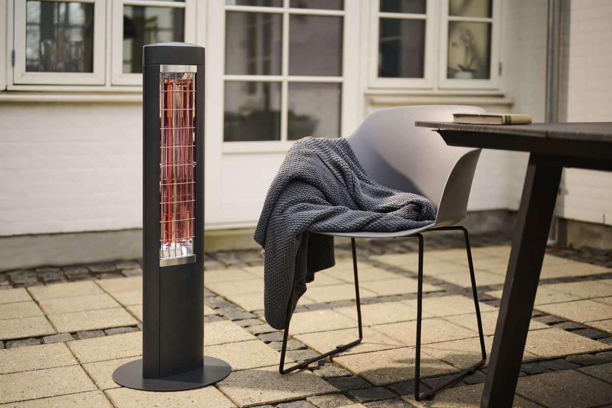 Terassilämmitin Solamagic FREE+ 1400 kivipatiolla