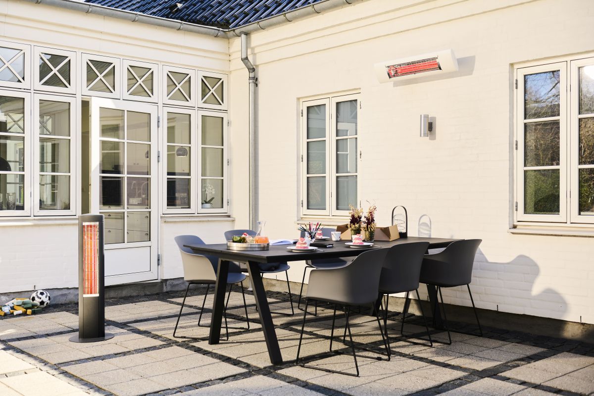 Terassilämmitin Solamagic FREE+ 1400 kivetyllä terassilla