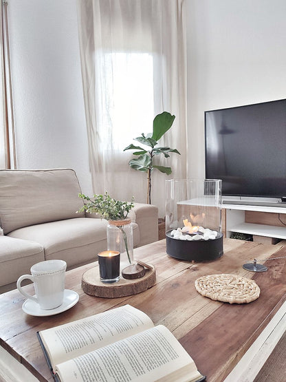 Biotuli Planika Chantico Glassfire olohuoneen pöytätasolla.