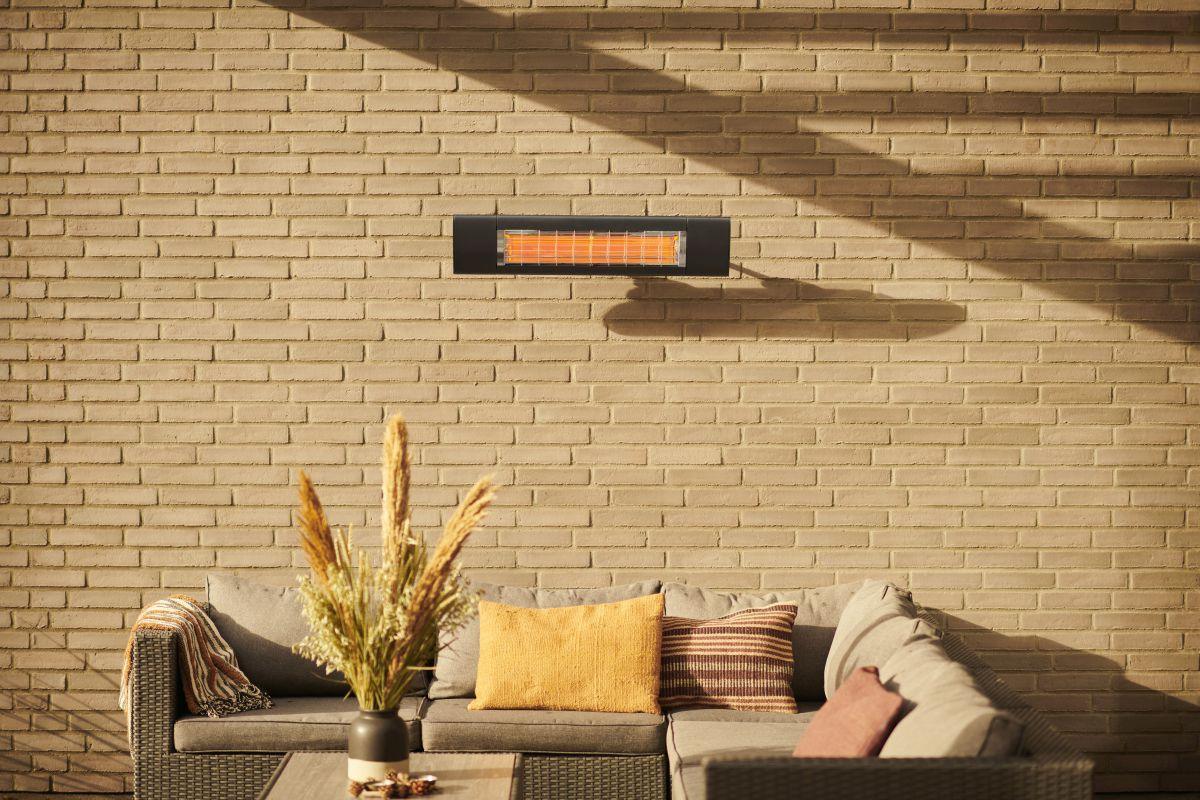 Terassilämmitin Solamagic PREMIUM+ 2500 BTC Bluetooth aurinkoisella seinustalla