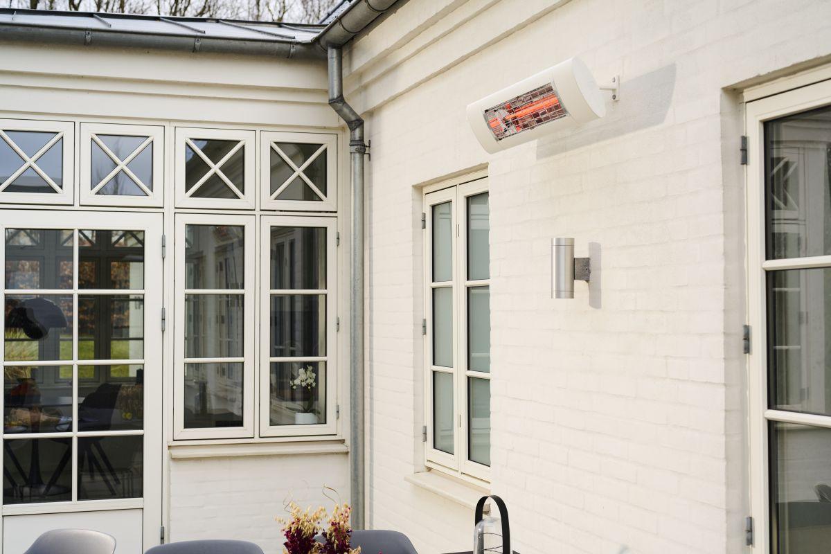 Terassilämmitin Solamagic PREMIUM+ 2500 BTC Bluetooth valkoisen omakotitalon terassilla
