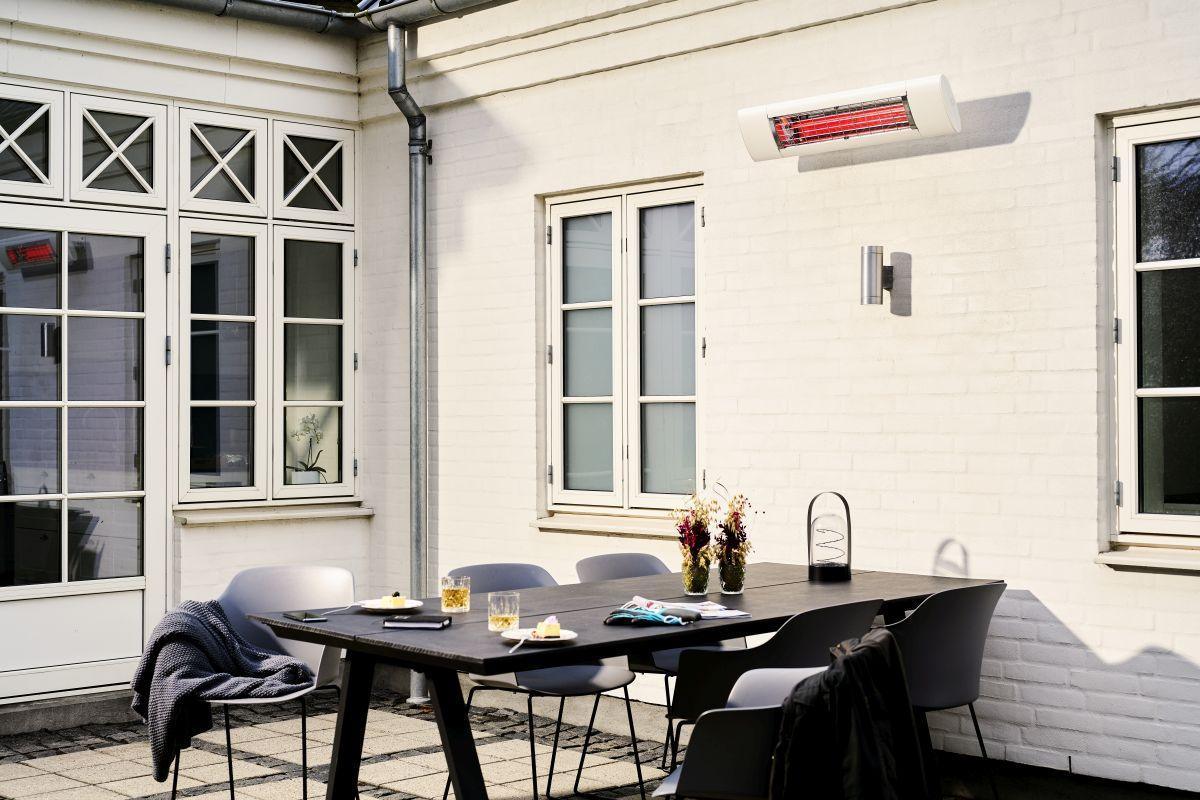 Valkoinen terassilämmitin Solamagic PREMIUM+ 2500 BTC Bluetooth avoterassilla