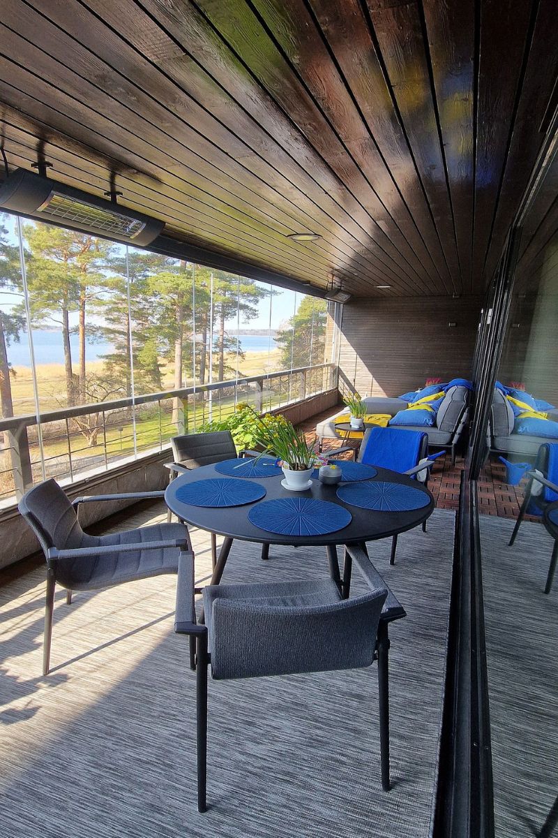 Solamagic AIR+ lasiterassilämmitin viihtyisällä lasitetulla parvekkeella.