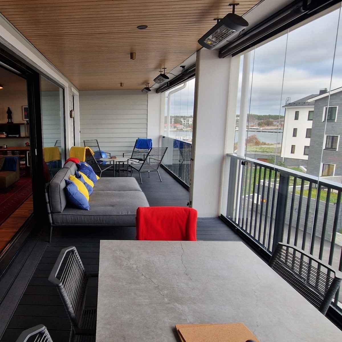 Solamagic terassilämmitin Somfy-ohjattavana lasitetulla parvekkeella.