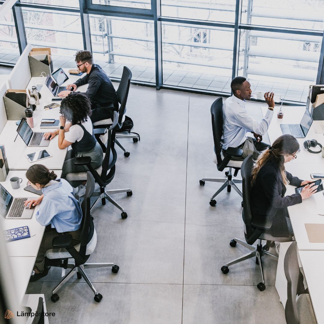 Etherma LAVA Desk Zone työpistelämmitin tuo lämpöä toimistotyöntekijöille.